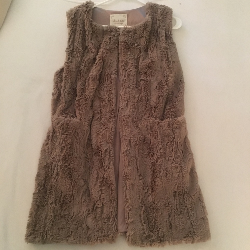 Altar’d State Faux fur soft vest with pockets